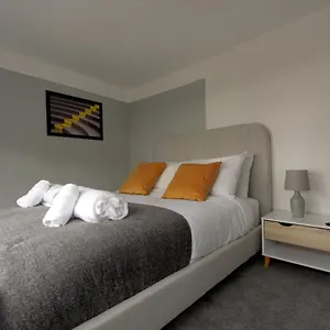 Donington 5 Apartment