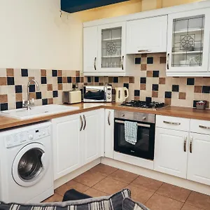 Barroon Castle Apartments: Traditional Near East Midlands Airport Apartment